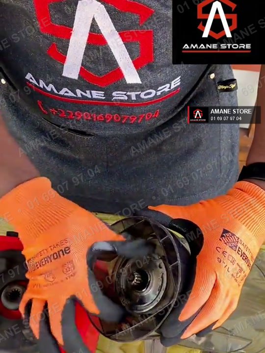 Technicien en tablier AMANE STORE qui répare le bas d'un bocal de moulinette