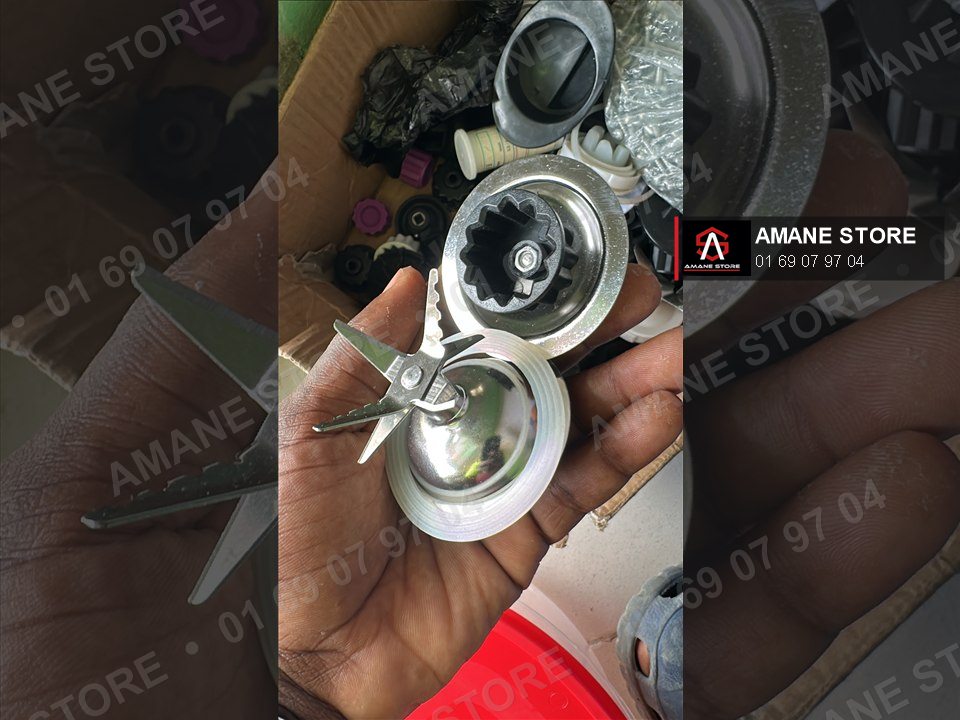 Lame de moulinette conique en inox avec son support métallique et son entraînement noir